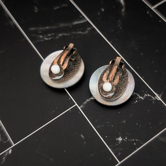 Vintage Clip On Earrings - Mother of Pearl? with Gold Tone Sand Dollar 0.75" - Picture 6 of 11